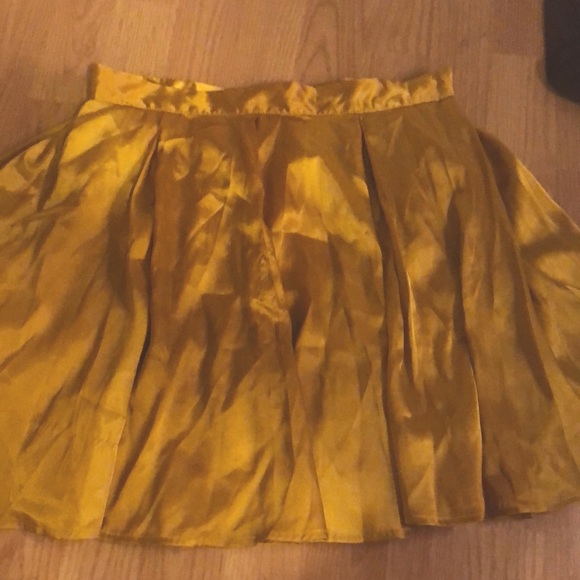 Mustard coloured skirt never worn - Picture 1 of 4